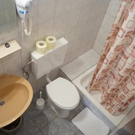 Marija With Private Parking Apartment Makarska