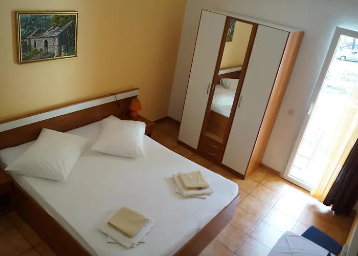 Marija With Private Parking Apartman Makarska